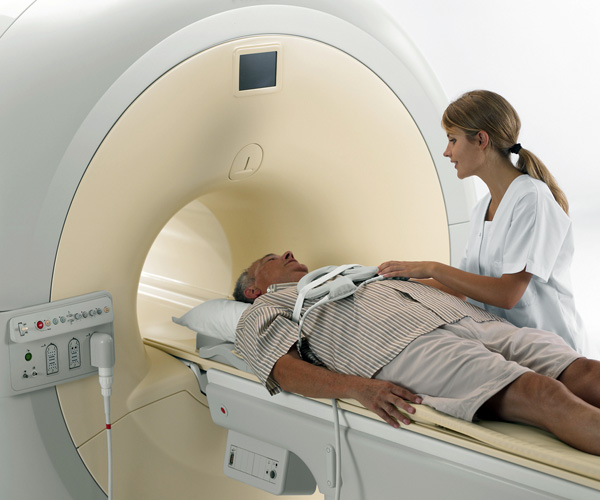 Аппарат МРТ диагностики и положение пациента в нём